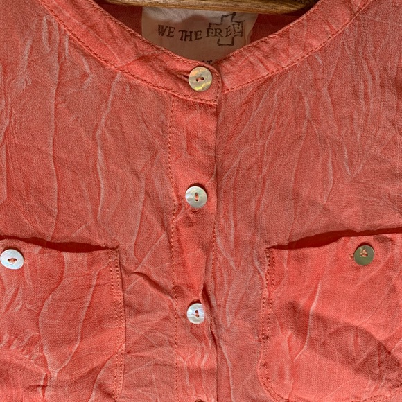 🔥SOLD🔥 We The Free FP Crinkle Button Down Shirt Coral XS - Picture 4 of 11